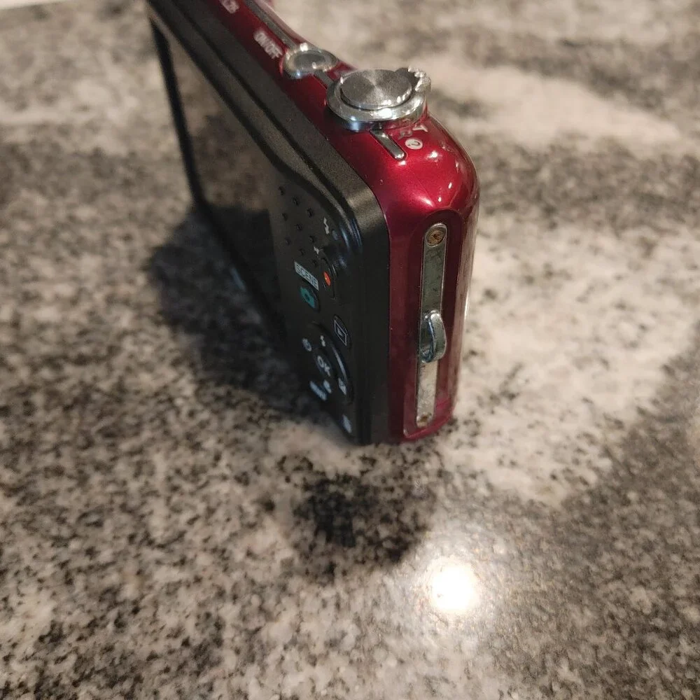 NIKON COOLPIX L28 Digital 20.1 Camera 5x zoom / SD Card included as pictured